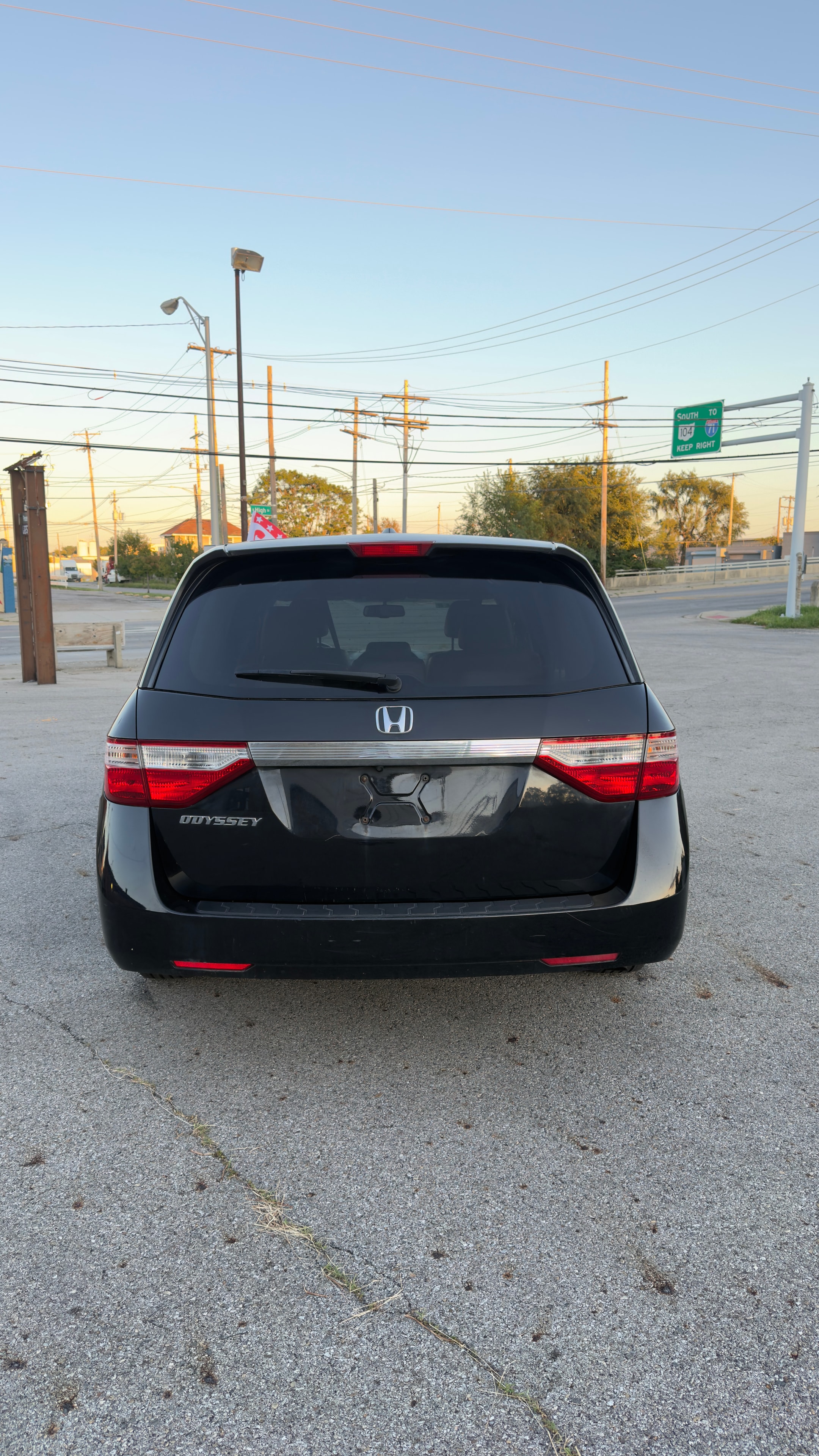 Honda Odyssey 2012 negra vista desde atrás