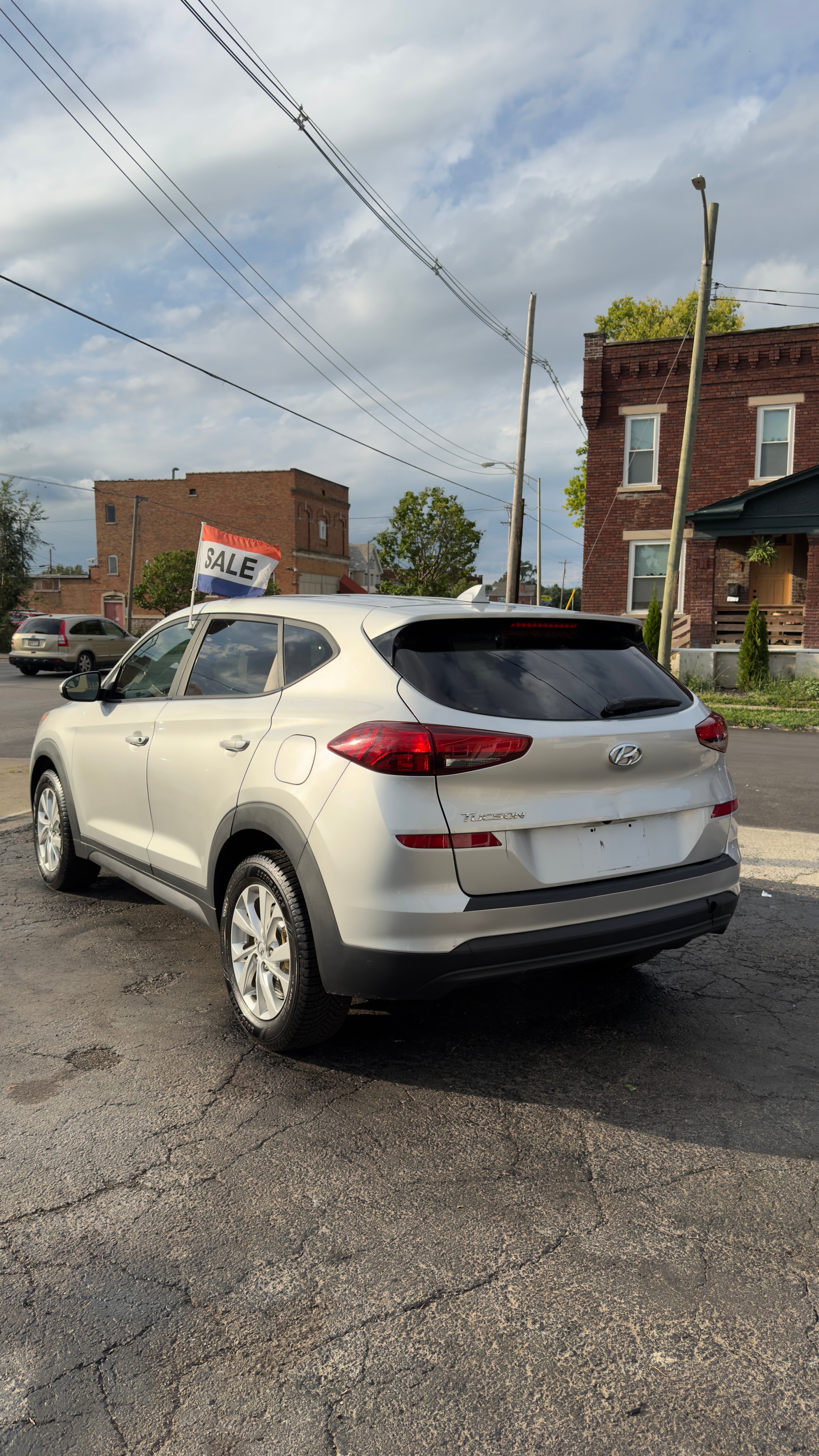 Hyundai Tucson SE plateada vista desde la parte trasera lateral