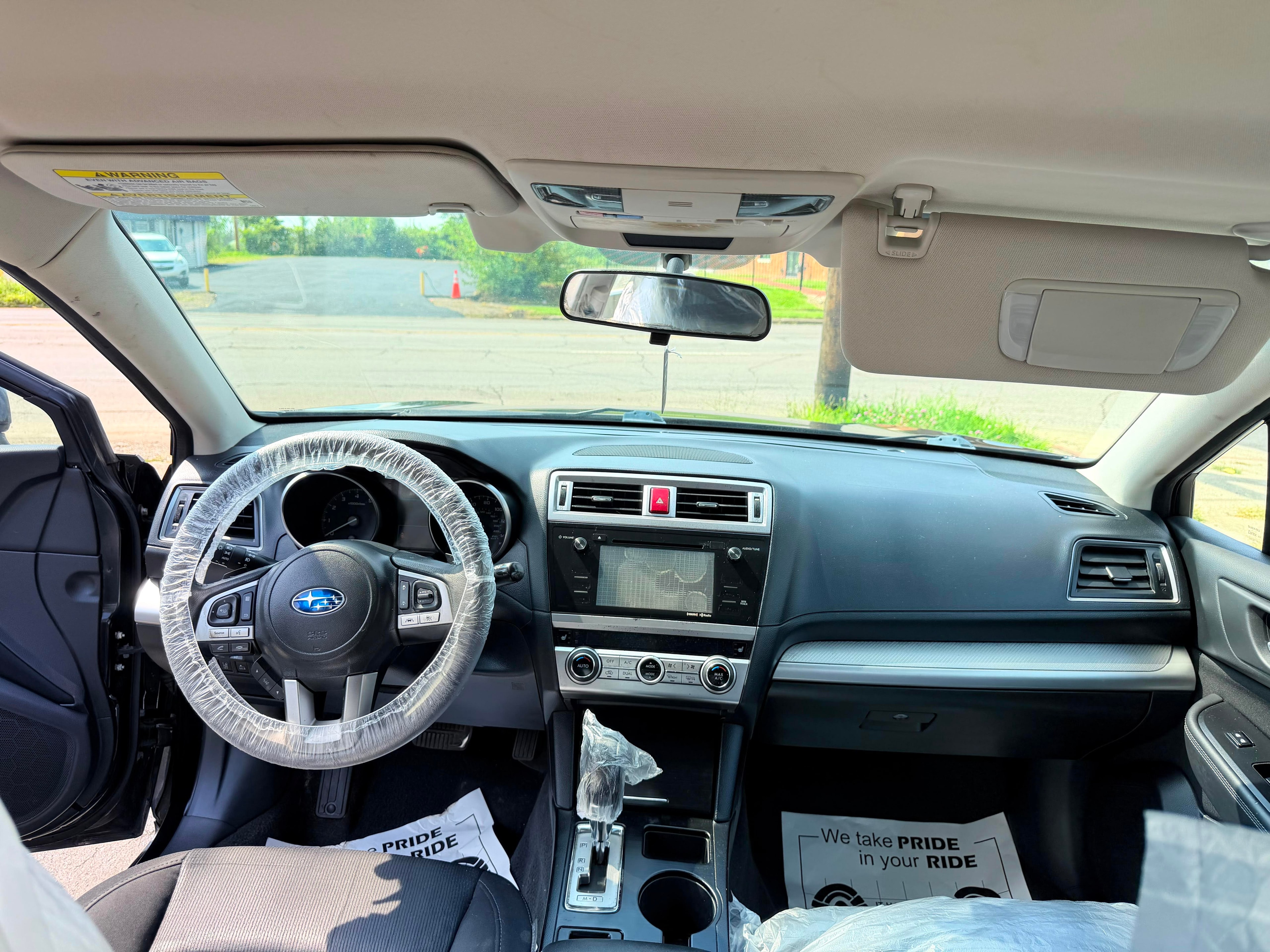Interior del Subaru Legacy 2016 con tablero, volante y pantalla