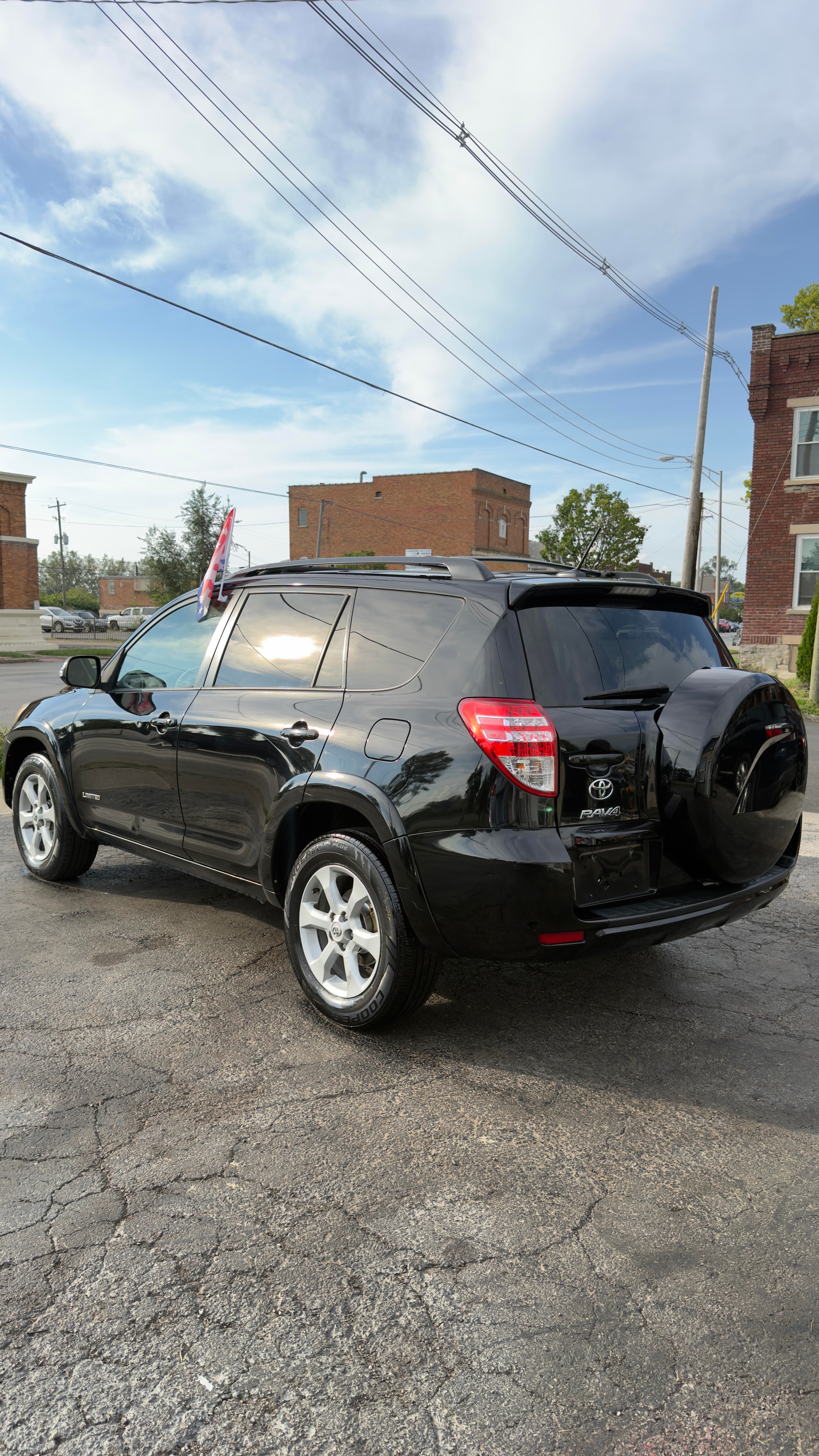 Toyota RAV4 Limited 2011 negra vista desde la parte trasera lateral